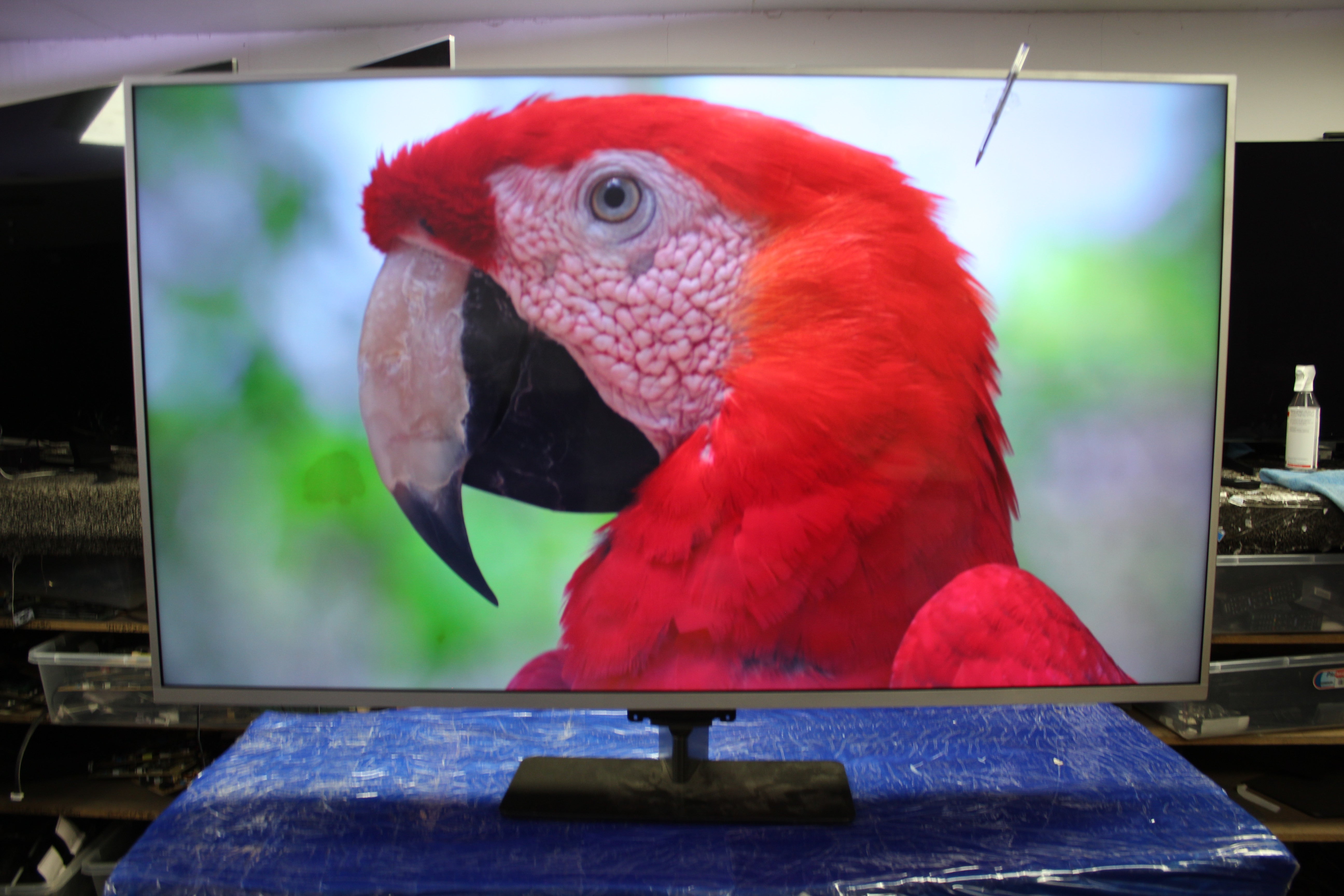 55" Philips 55PUS8204/12 Ambilight 4K HDR Android Smart LED TV.