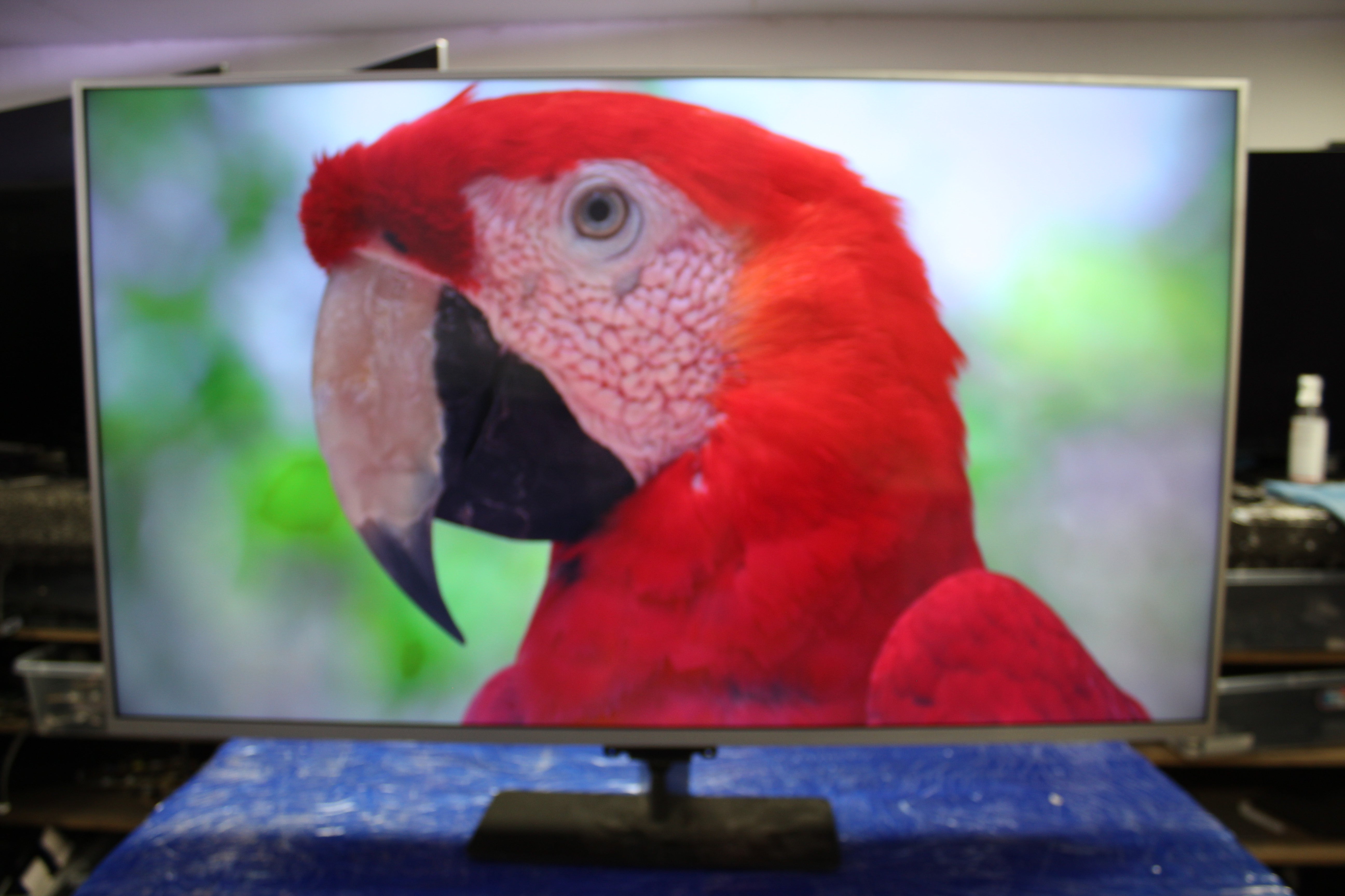 55" Philips 55PUS8204/12 Ambilight 4K HDR Android Smart LED TV.
