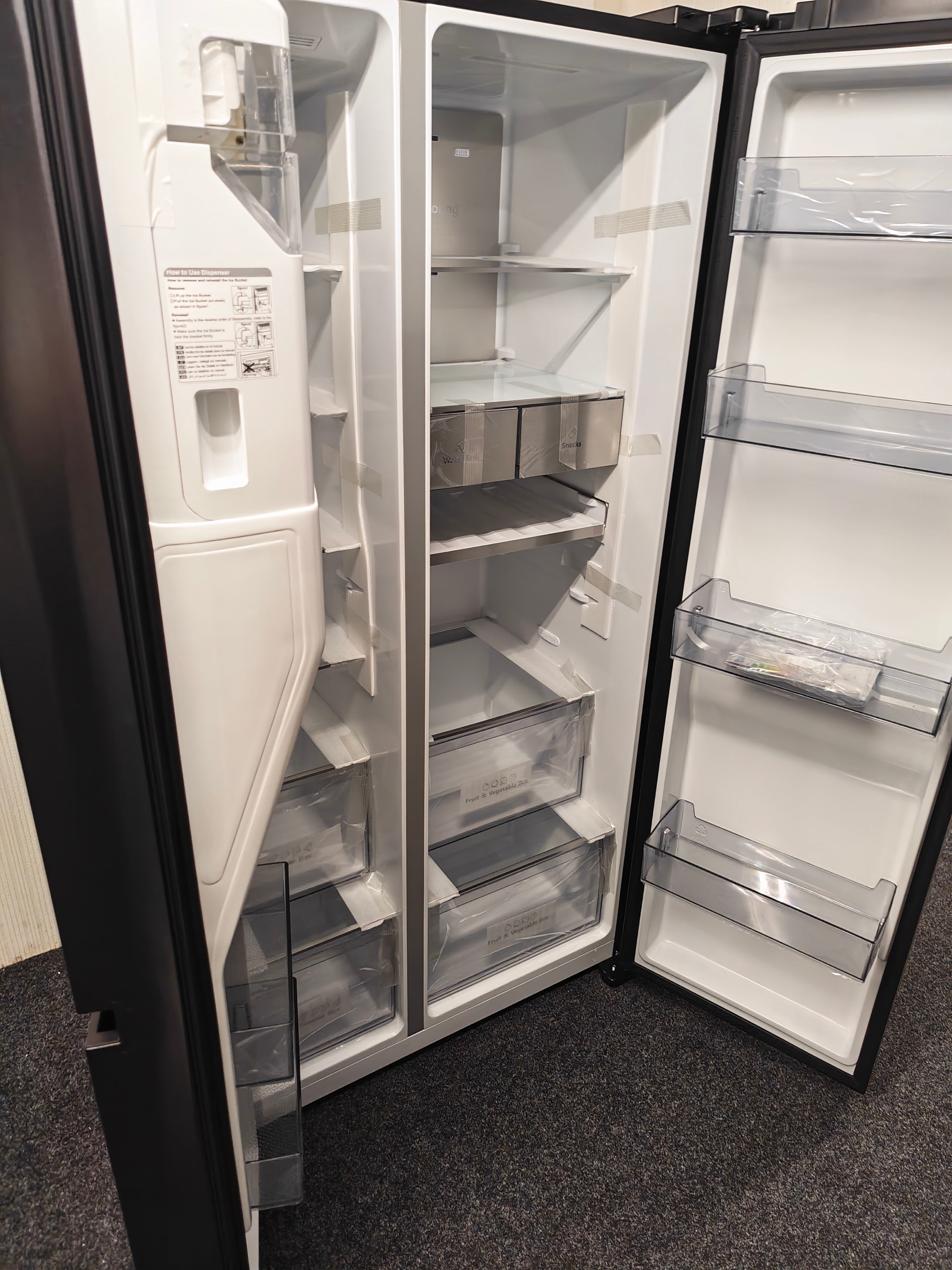 Hisense RS818N4TFE PureFlat Infinite Black American Fridge Freezer