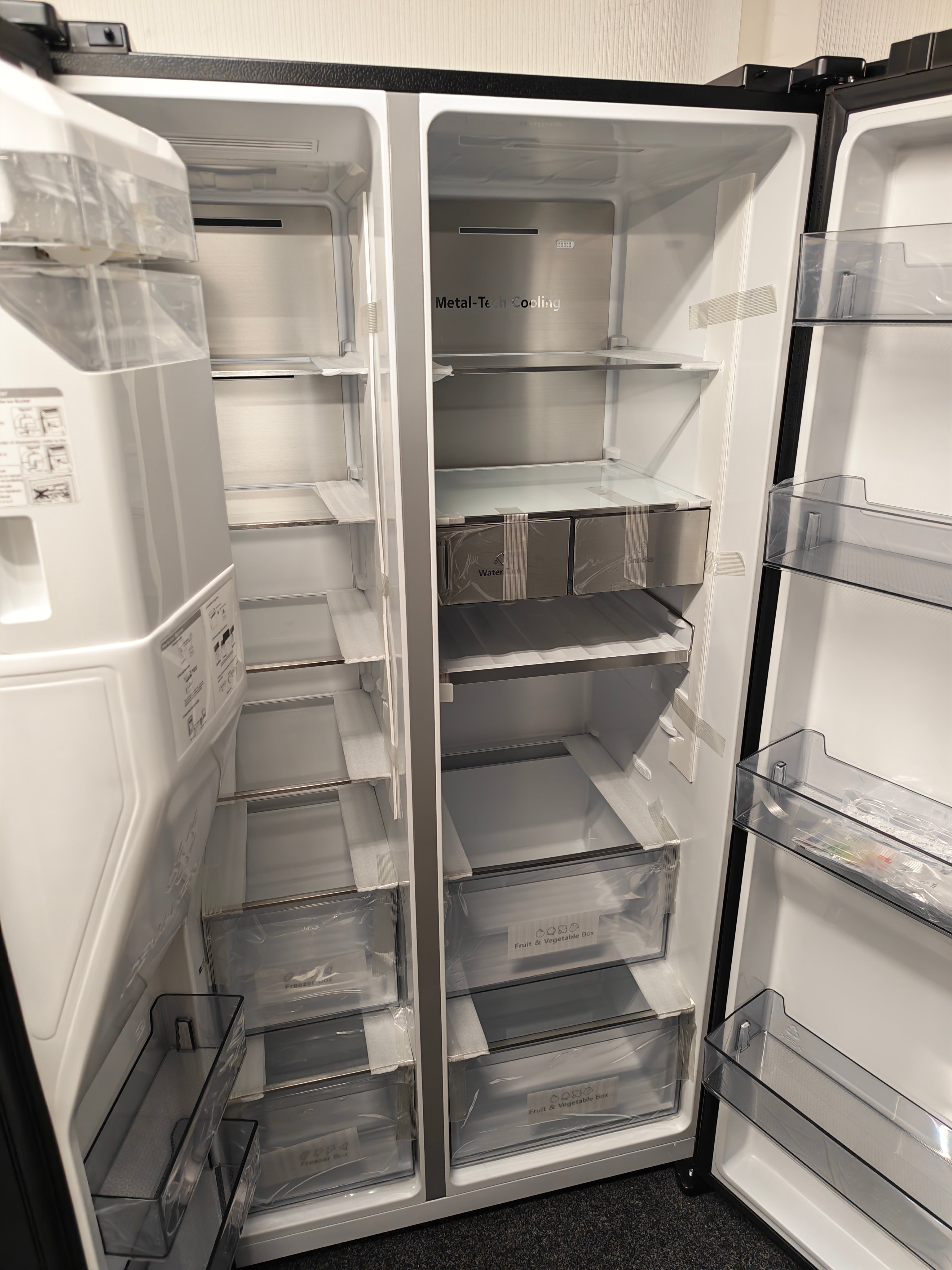 Hisense RS818N4TFE PureFlat Infinite Black American Fridge Freezer