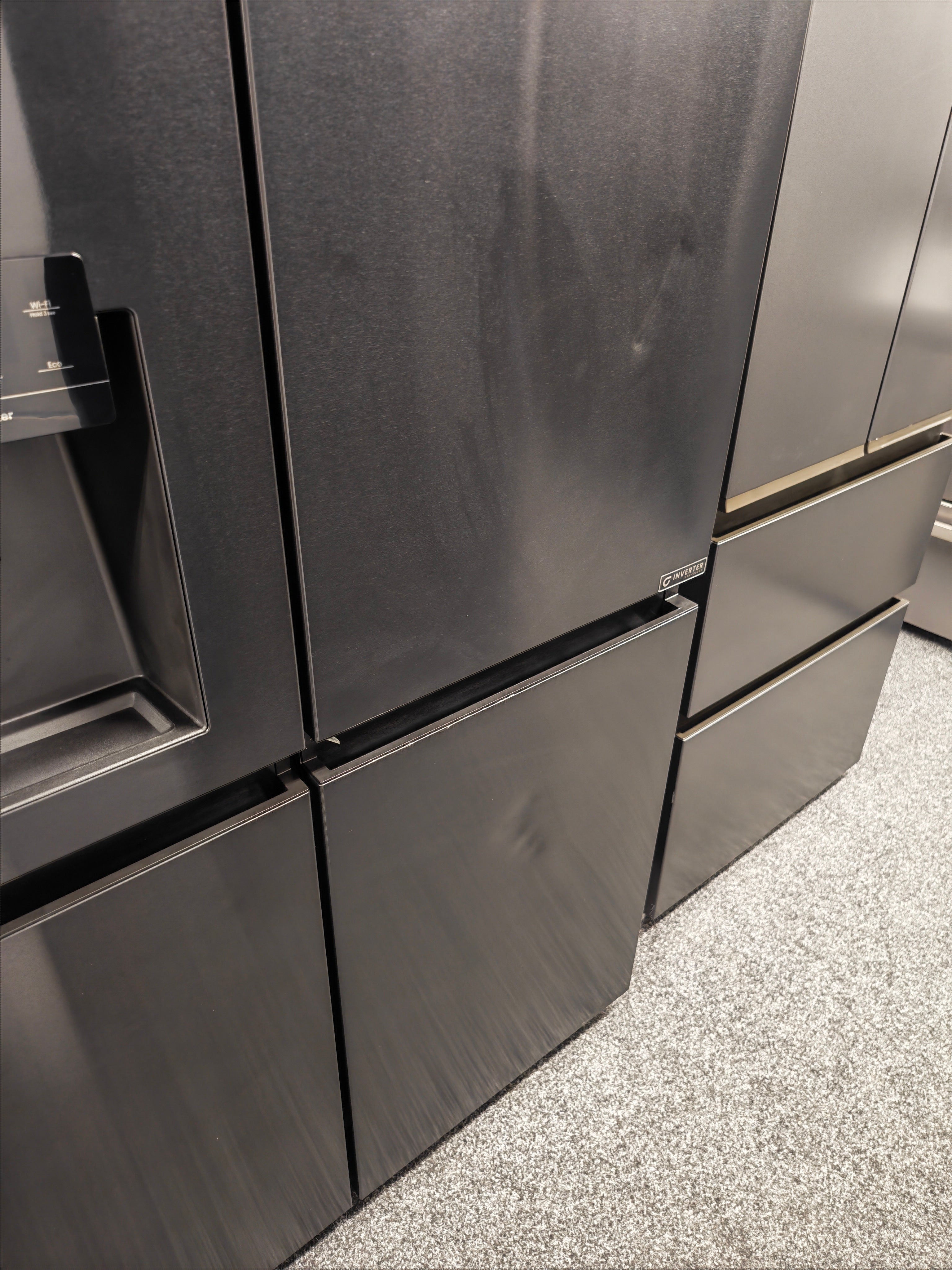 Hisense RS818N4TFE Pureflat Infinite Black American Fridge Freezer