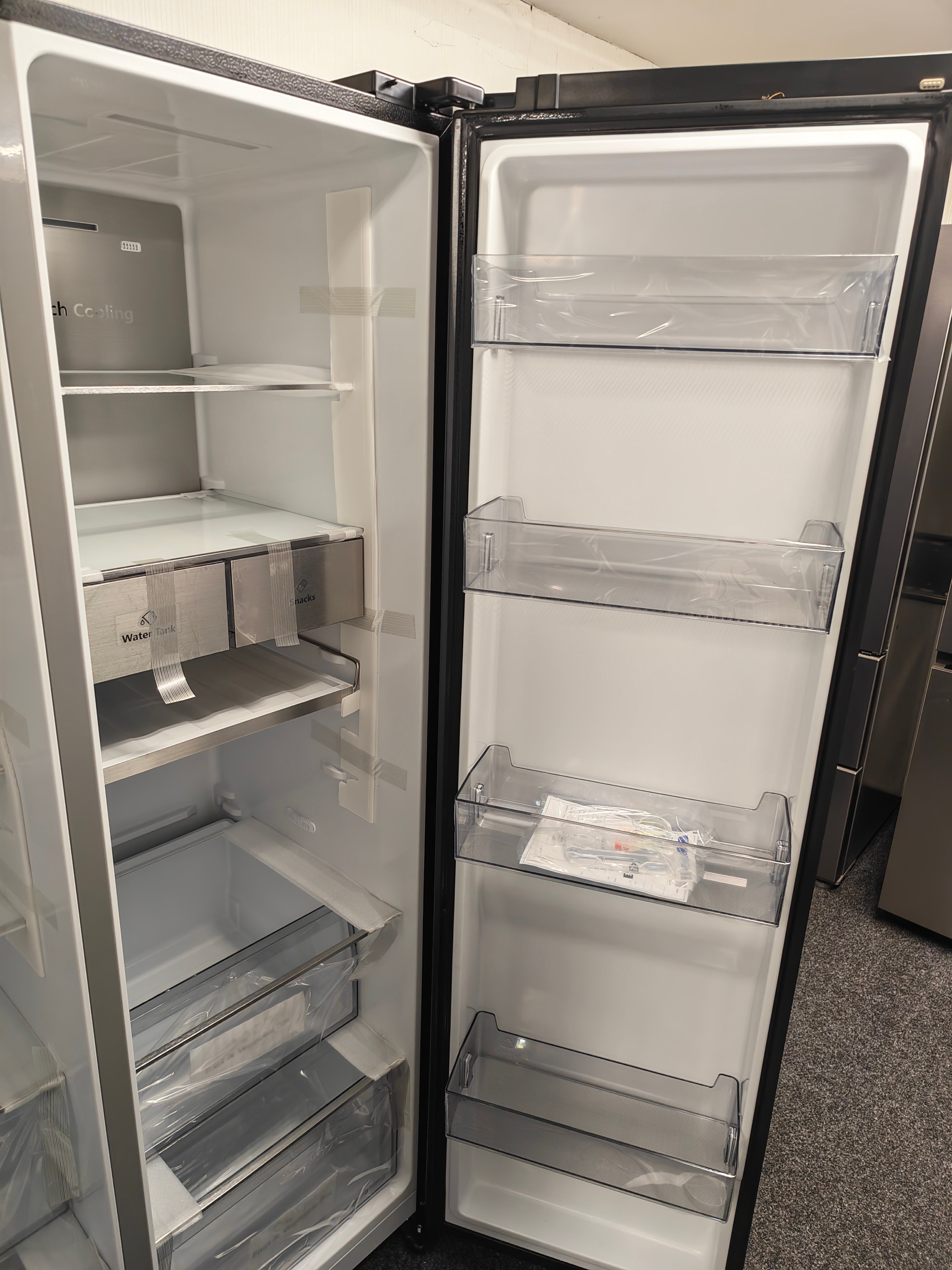 Hisense RS818N4TFE Pureflat Infinite Black American Fridge Freezer