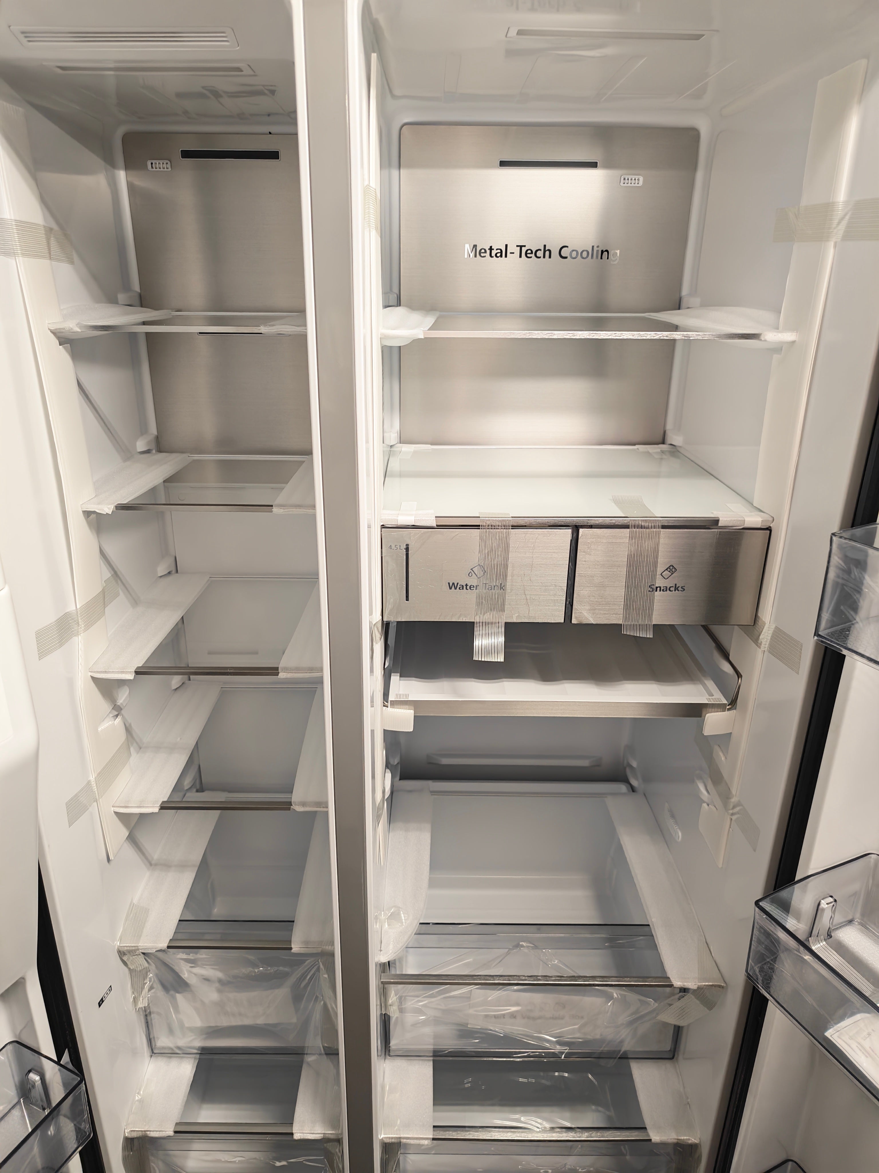 Hisense RS818N4TFE Pureflat Infinite Black American Fridge Freezer