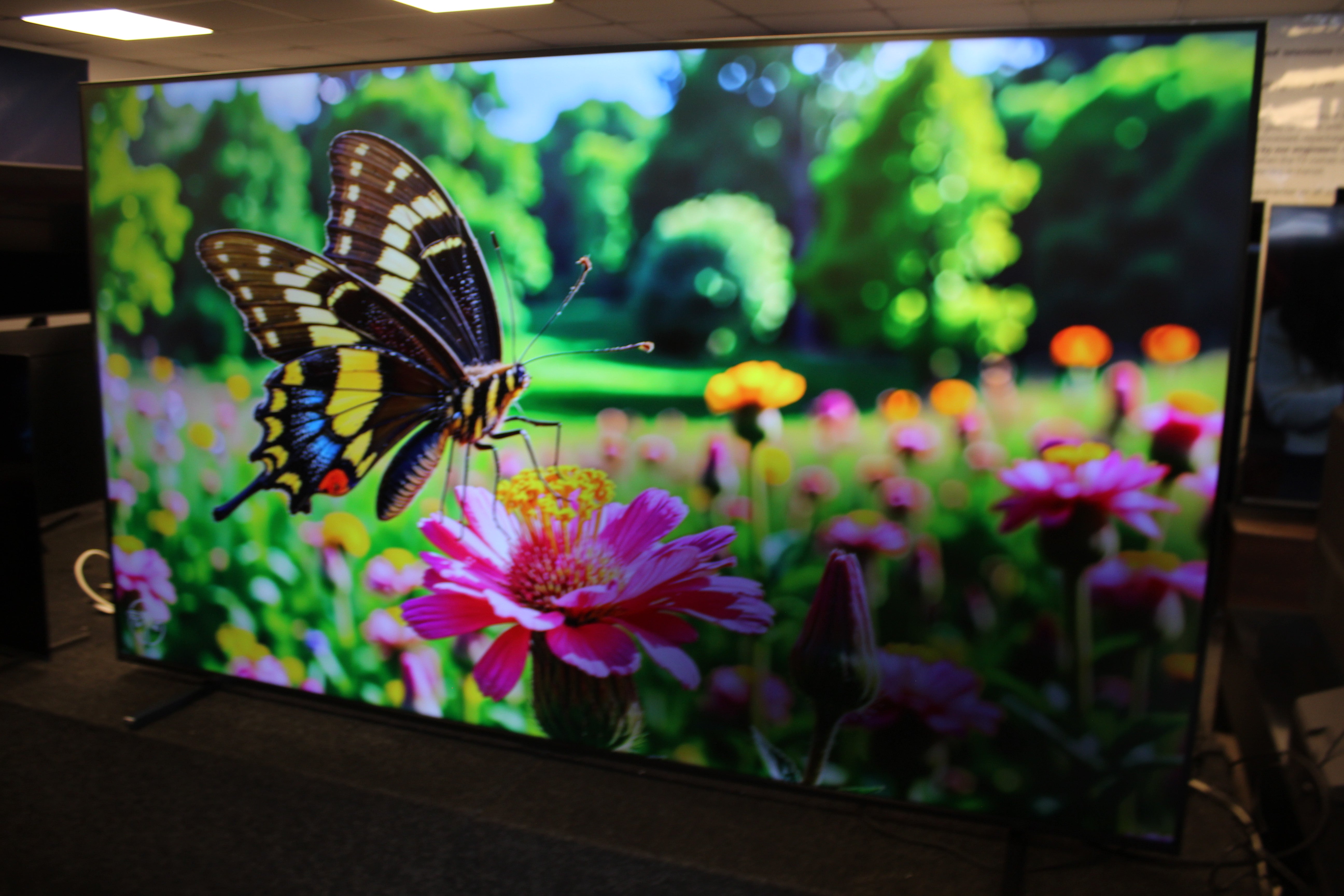 100" Hisense 100E7QTUK PRO Premium 4K HDR Smart Mini LED TV