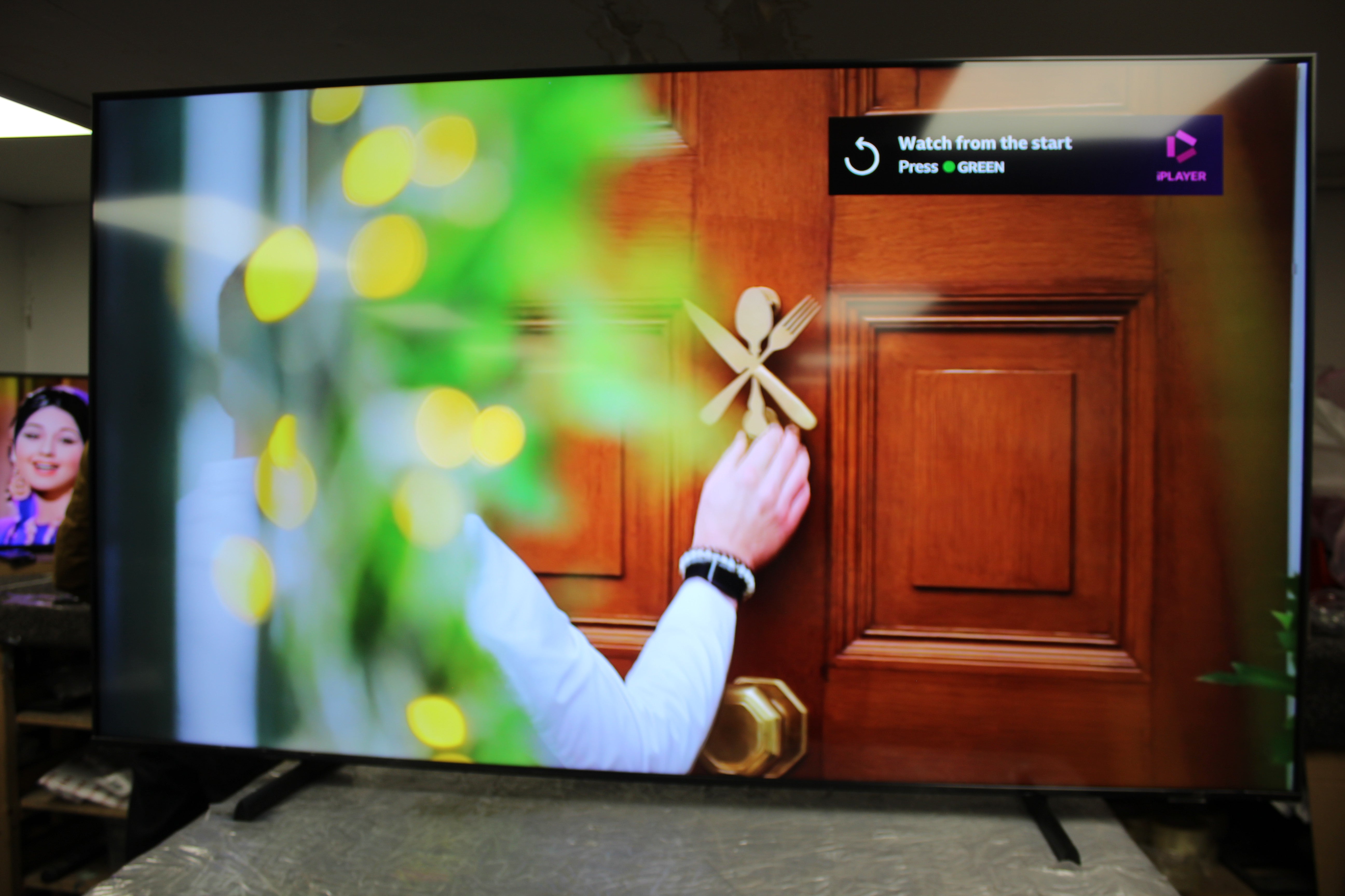 75" Samsung UE75DU8000 4K HDR Crystal Smart LED TV