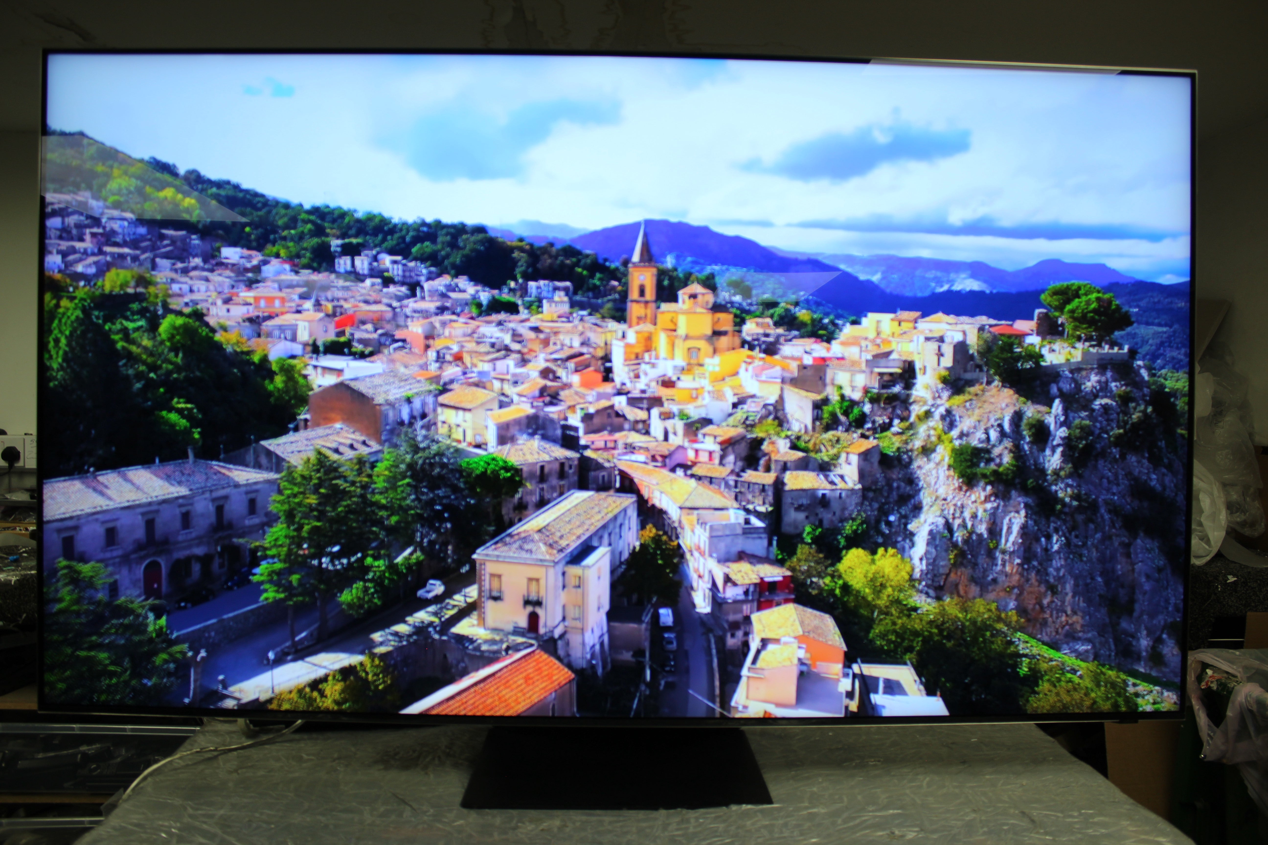 65" Samsung QE65QN700BTXXU Flagship 8K HDR Neo QLED TV