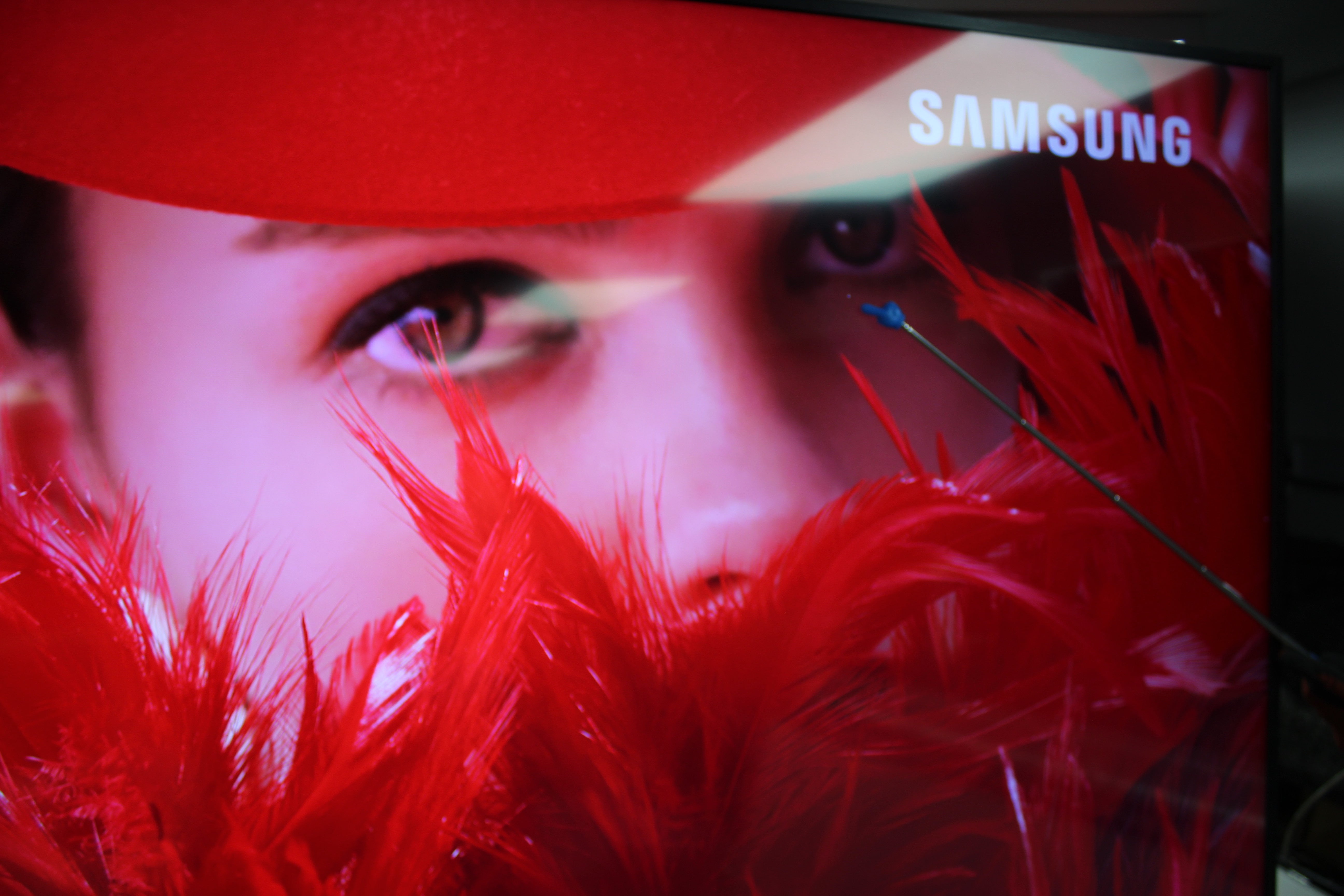 82" Samsung QE82Q60R 4K HDR Smart QLED TV
