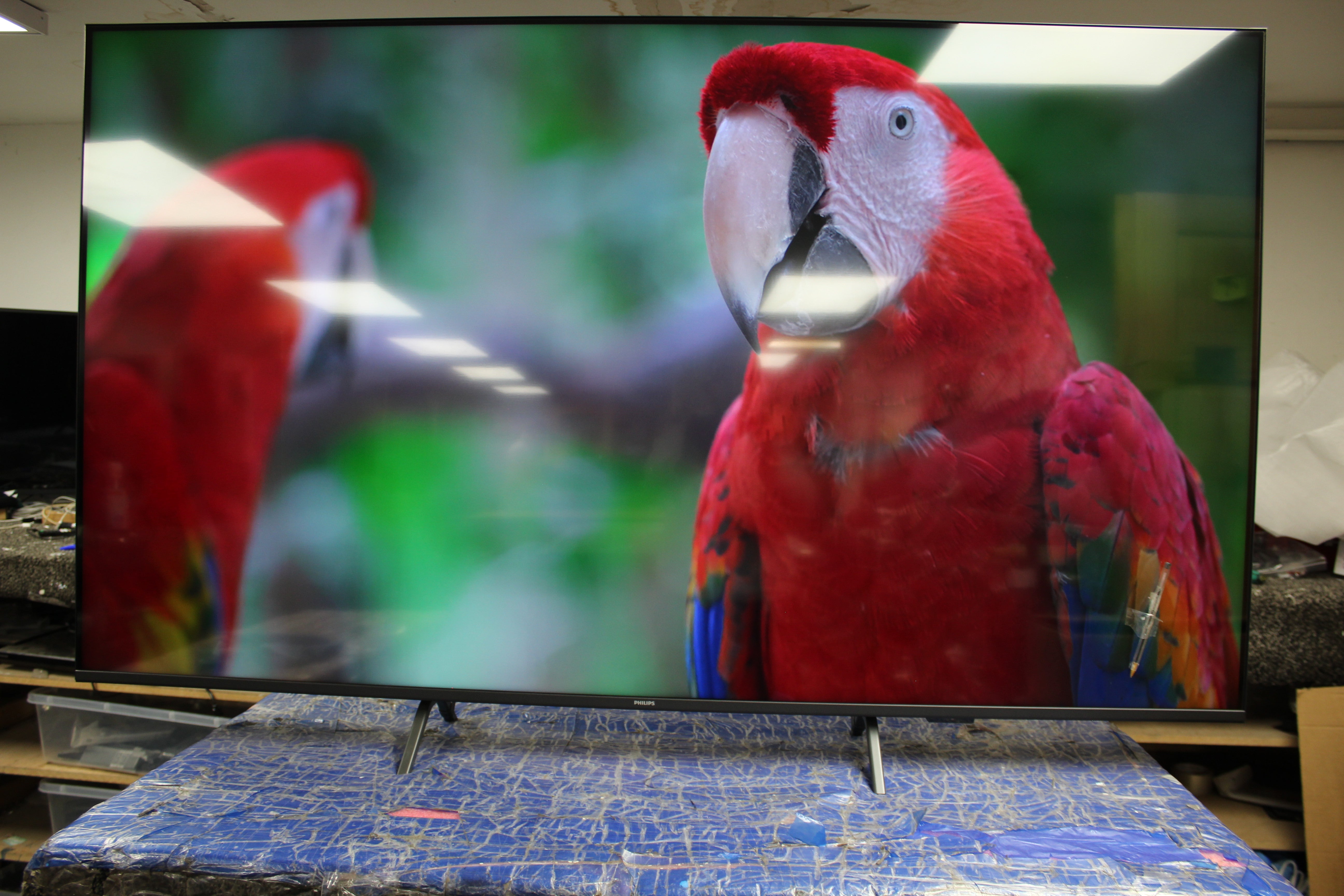 65" Philips 65PUS7800/12 4K HDR Android Smart QLED TV.