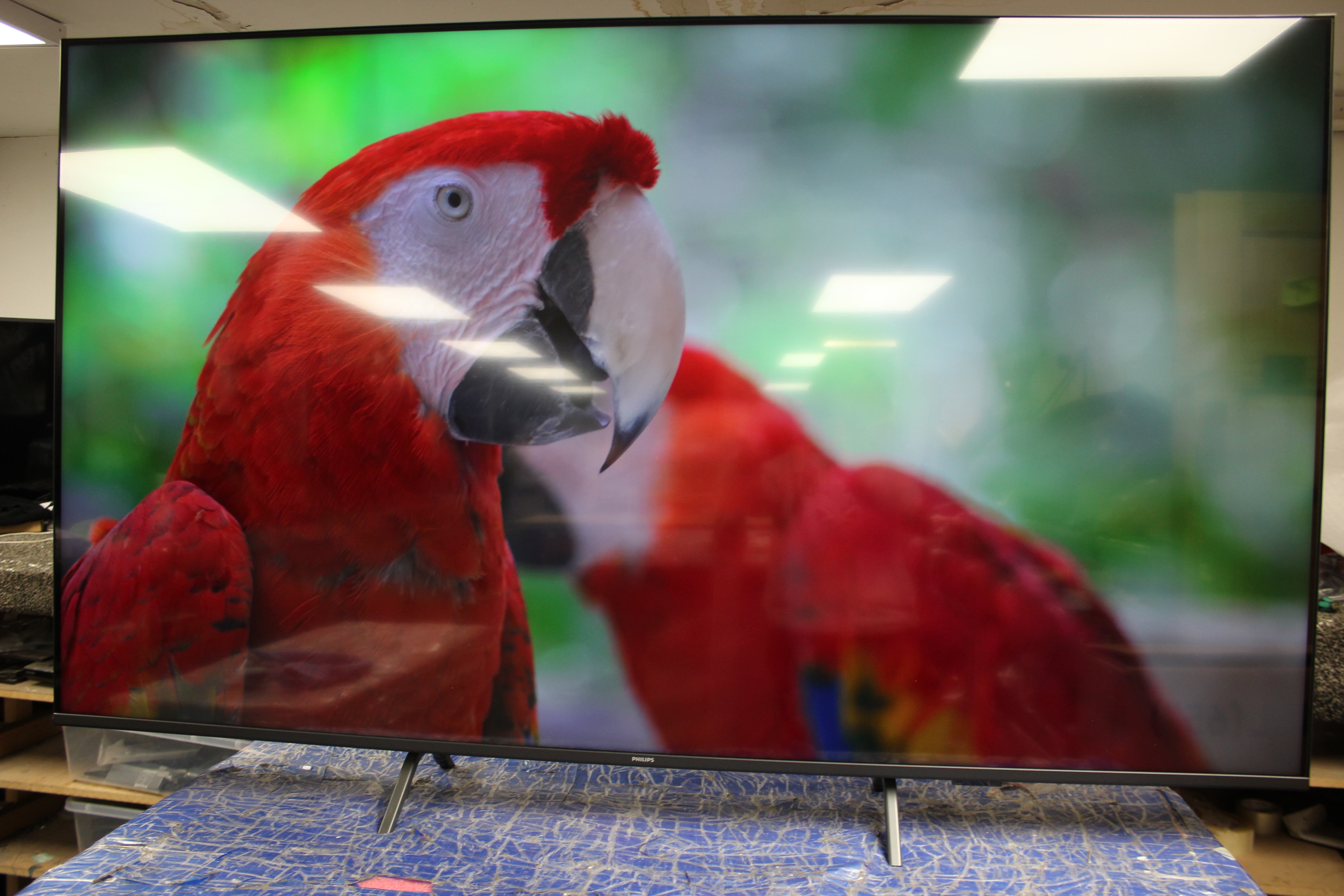 65" Philips 65PUS7800/12 4K HDR Android Smart QLED TV.