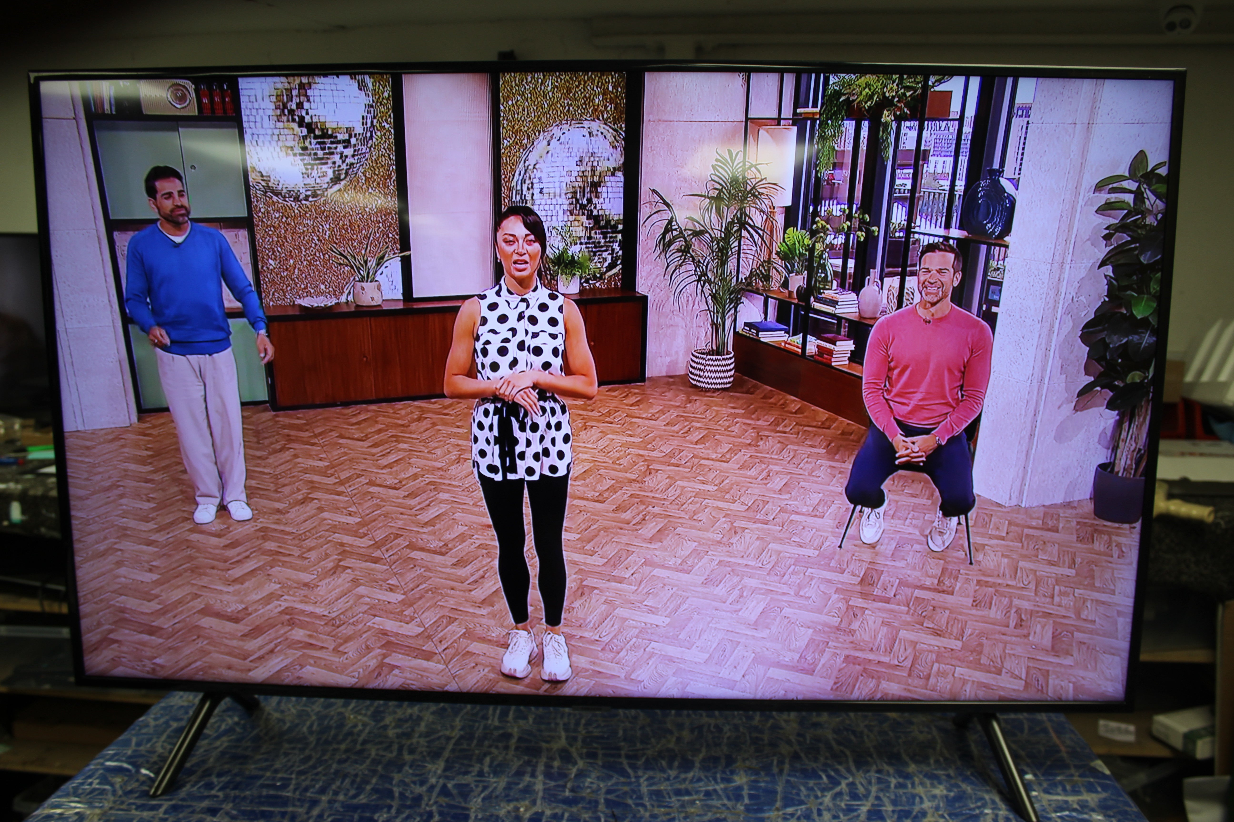 55" Samsung UE55RU7100 4K Certified Ultra HD HDR Smart LED TV - Electronic World TV